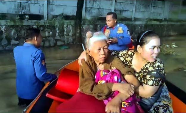 Petugas Gabungan Evakuasi Warga Akibat Luapan Sungai Cisadane