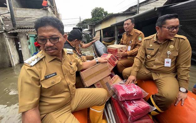 Hujan Lebat, Pemkot Tangerang Salurkan Bantuan Selimut dan Makanan