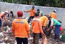 DLH Kota Tangerang Bersihkan Sampah Pascabanjir di Candulan