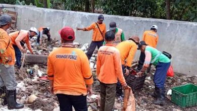 DLH Kota Tangerang Bersihkan Sampah Pascabanjir di Candulan