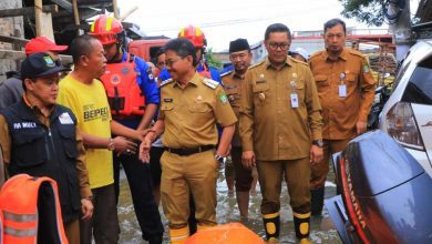 Banjir Akibat Hujan Deras, Pemerintah Salurkan Bantuan di Petir Cipondoh