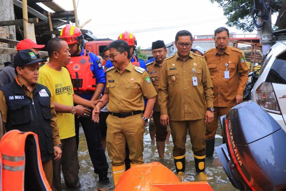 Banjir Akibat Hujan Deras, Pemerintah Salurkan Bantuan di Petir Cipondoh