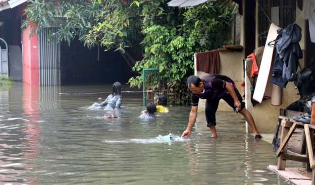 Kondisi Banjir di Kampung Candulan Cipondoh Berangsur Surut