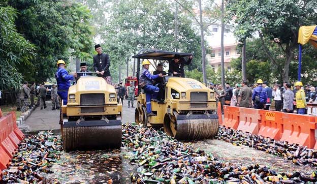 HUT ke-32, Pemkot Tangerang Musnahkan Ribuan Botol Miras