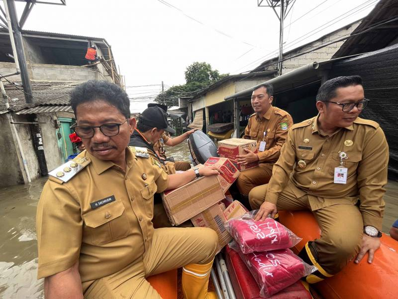 Banjir Akibat Hujan Deras, Pemerintah Salurkan Bantuan di Petir Cipondoh