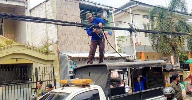Kecamatan Ciledug Tertibkan Kabel Menjuntai di Jalur Pemukiman