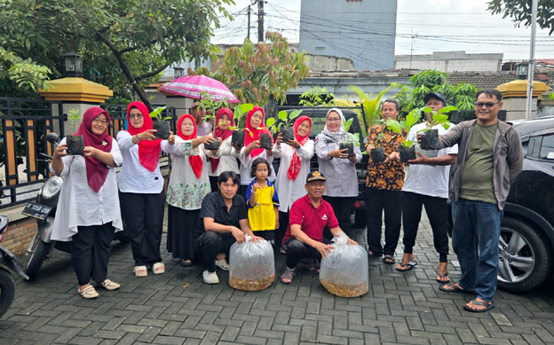 Berikan Bibit Pohon dan Ikan, Anggota DPRD Berharap Dapat Menunjang Ekonomi Warga