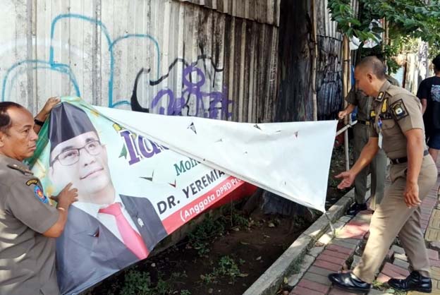 Satpol PSatpol PP Kota Tangerang Gencarkan Penertiban Spanduk LiarP Kota Tangerang Gencarkan Penertiban Spanduk Liar