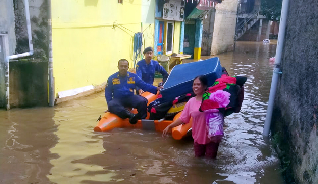 BPBD Kota Tangerang Bantu WargaTerdampak Banjir di Cipondoh