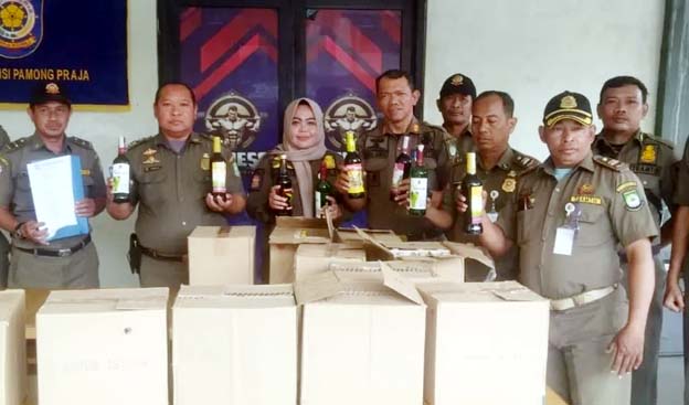 Trantib Kecamatan Karawaci Menyita Ratusan Botol Miras