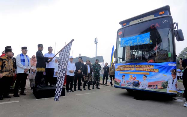 Momen Hardiknas, Sachrudin Luncurkan Bus Angkutan Sekolah Gratis
