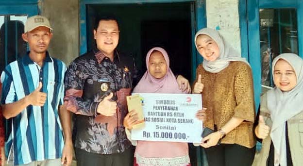 Budi Rustandi Berikan Bantuan Uang Kas Untuk Rehab RTLH