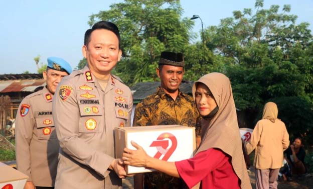 Polres Tangsel Salurkan 1.250 Paket Bansos di Slum Area