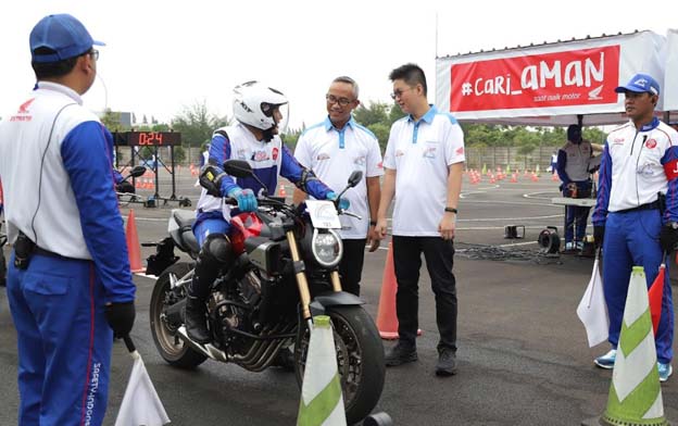 Edukasi Berkendara, Para Safety Riding Honda Diuji Keahliannya