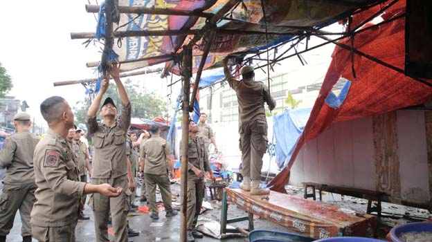 Isi Kios Baru, Lapak Relokasi Pedagang Pasar Anyar Mulai Dibersihkan