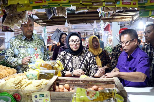 Wabup Tangerang Tinjau Operasi Pasar Minyak Goreng di Pasar Gudang