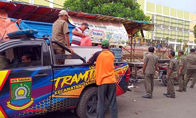 Satpol PP Bantu Proses Pemindahan Sejumlah Pedagang di Pasar Anyar