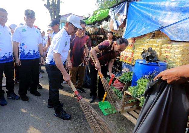 Peringari HLH Sedunia, Pemkot Tangerang Gelar Bebersih Sampah di Pasar Anyar