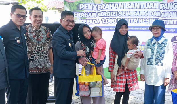 Sachrudin Serahkan Bantuan untuk 1.000 Balita Berisiko Stunting