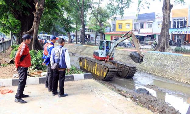 Dinas PUPR Kota Tangerang Lakukan Normalisasi Saluran Irigasi Sipon