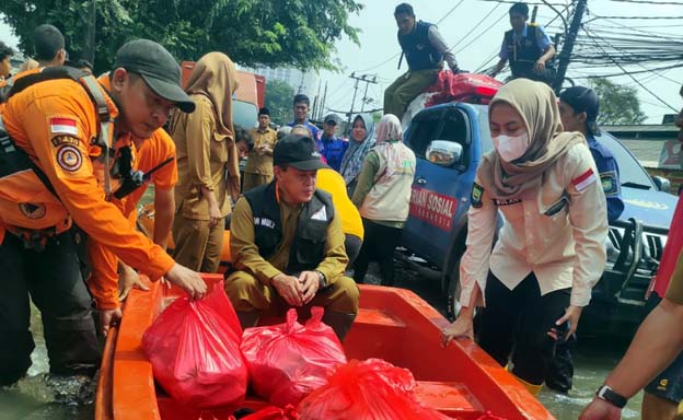 Pemkot Tangerang Distribusikan Bantuan Permakanan untuk Warga Terdampak Banjir