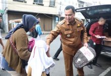 Walikota Serang Budi Rustandi Bagikan Tas dan Buku ke Pelajar Secara Gratis