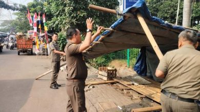 Trantib Kecamatan Ciledug Bongkar Puluhan Lapak PKL Tutupi Drainase