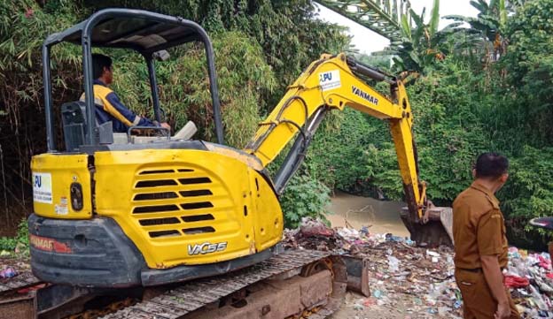 Pemkot Serang Lakukan Pembersihan Sampah di Sungai Cibanten