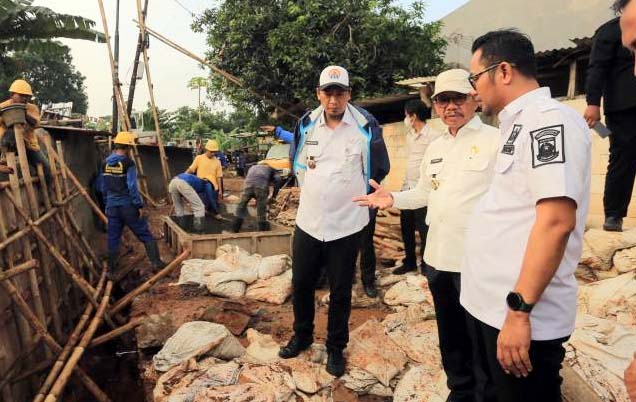 Sachrudin Meninjau Langsung Perbaikan Turap Kali Angke