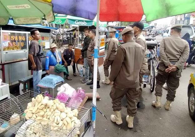 Satpol PP Kota Tangerang Tertibkan PKL di Pasar Anyar