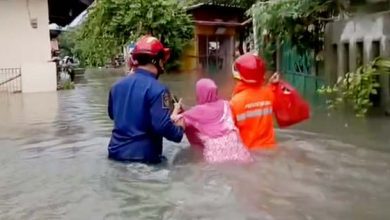 Petugas BPBD Kota Tangerang Lakukan Evakuasi di Sejumlah Wilayah Banjir