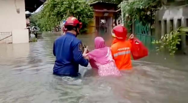 Petugas BPBD Kota Tangerang Lakukan Evakuasi di Sejumlah Wilayah Banjir
