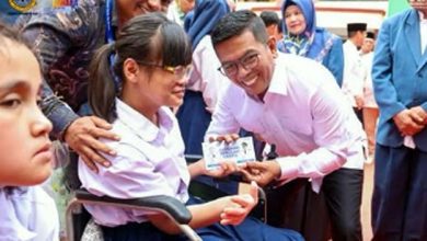 Gubernur Banten Andra Soni Berikan Buku Tabungan Sekolah Gratis