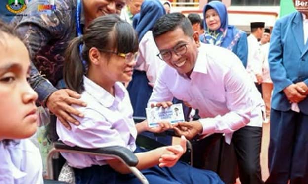 Gubernur Banten Andra Soni Berikan Buku Tabungan Sekolah Gratis