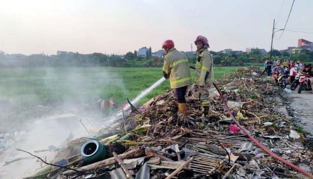 BPBD Kota Tangerang Padamkan Pembakaran Sampah Ilegal di Periuk