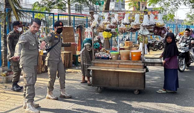 Satpol PP Kota Tangerang Tertibkan PKL di Kawasan Pasar Sipon