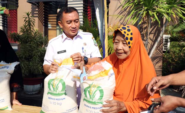 Bantuan Beras 20 Kg Disalurkan ke 858 KPM di Kelurahan Periuk