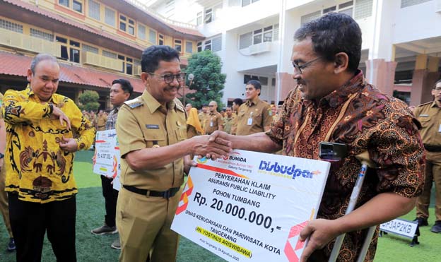 Sachrudin Serahkan Klaim Asuransi Pohon Tumbang Senilai Rp237,6 Juta