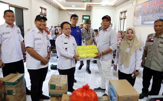 Dinsos Kota Tangerang Serahkan Bantuan Logistik ke Kampung Siaga Bencana