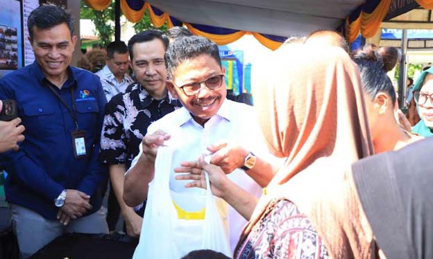 Salurkan 16 Ton Beras, Sachrudin: Pemerintah Hadir untuk Warga