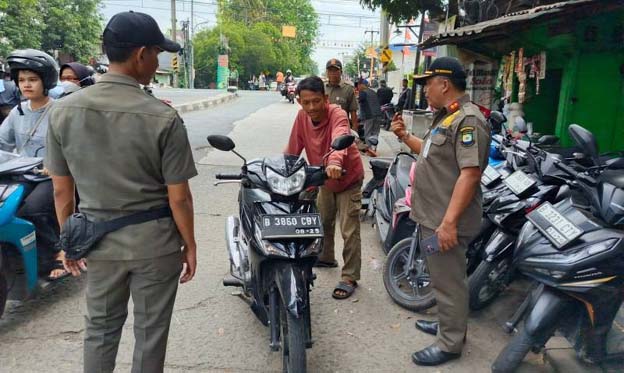 Trantib Batuceper Tertibkan Parkir Liar di Kawasan Stasiun Poris