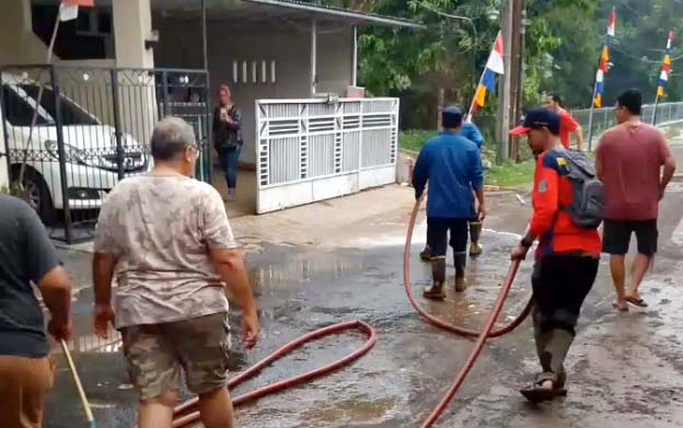 Pasca Banjir, Pemkot Tangsel Lakukan Pembersihan Lumpur di Pamulang