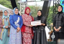 Ketua Dekranasda Banten Tinawati Buka Serang Fashion Week 2025