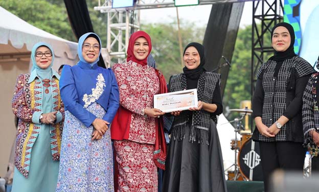 Ketua Dekranasda Banten Tinawati Buka Serang Fashion Week 2025