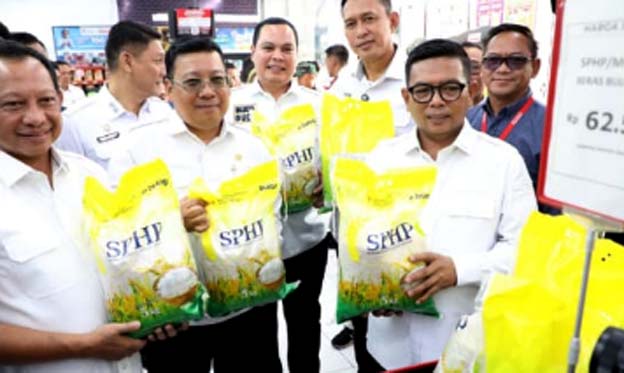 Andra Soni Dampingi Mendagri Tinjau Harga Pangan di Kota Serang