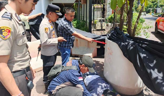 Seorang Pria Bunuh Diri Loncat dari Lantai 4 Parkiran Tangcity Mall