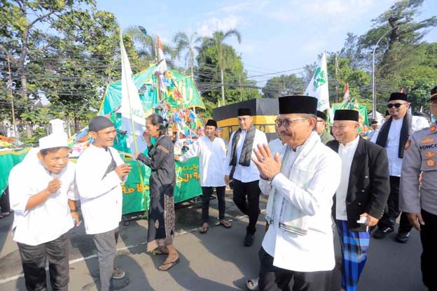 Tradisi Maulid, Sachrudin dan Warga Rayakan Lewat Arakan Perahu Muludan