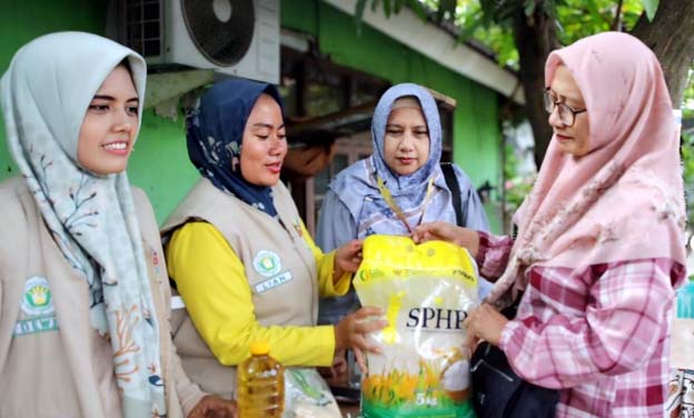 Beras Murah, Warga Kota Tangerang Serbu Gampang Sembako Keliling