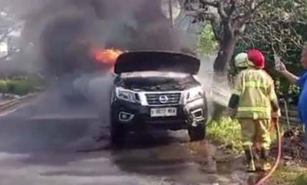 Sebuah Mobil Ludes Terbakar Akibat Korsleting Listrik di Neglasari