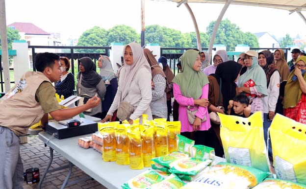 Warga Antusias Gerakan Pangan Murah di Ciputat Timur